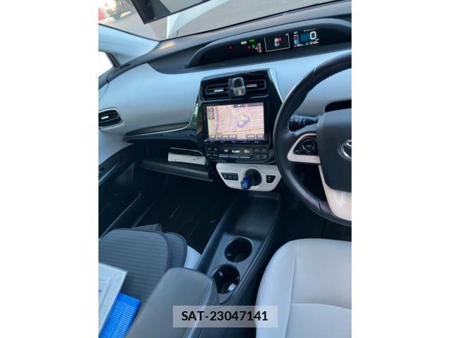 Toyota PRIUS 2016-01 8368167-16