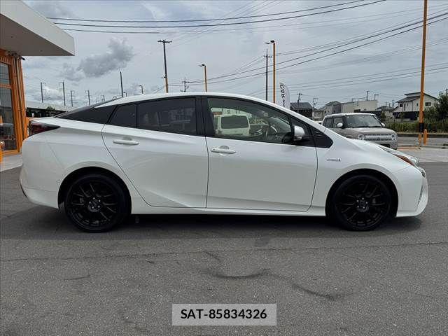 Toyota PRIUS 2018-10 8368164-10