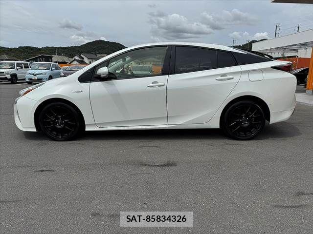 Toyota PRIUS 2018-10 8368164-11