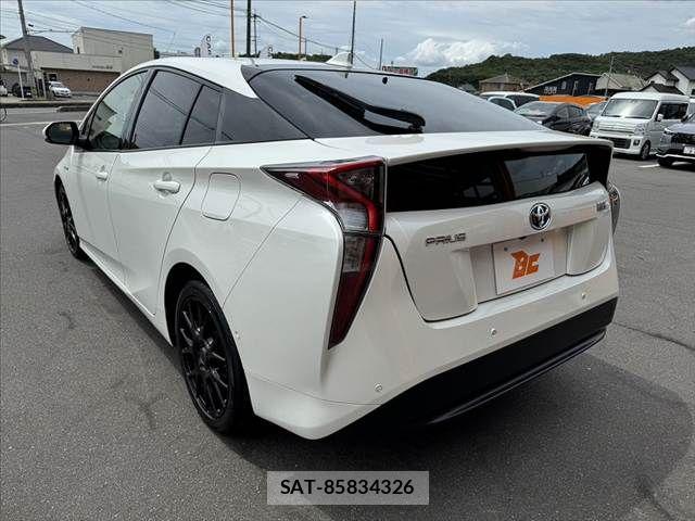 Toyota PRIUS 2018-10 8368164-12