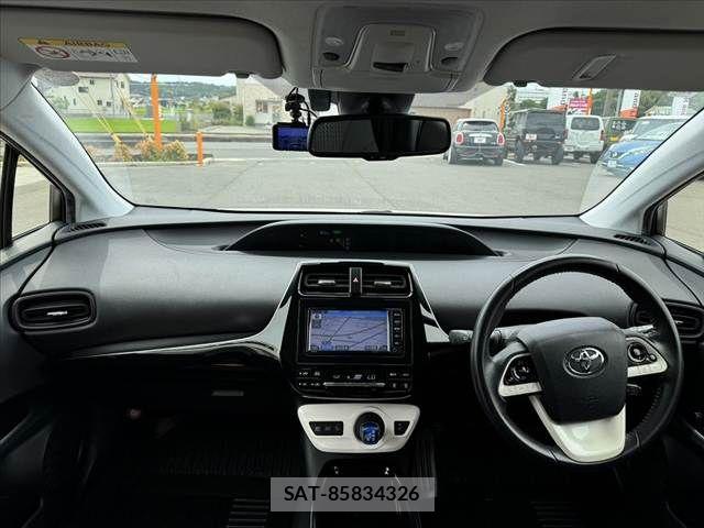 Toyota PRIUS 2018-10 8368164-1
