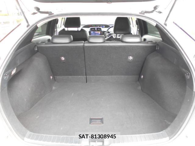 Toyota PRIUS 2019-04 8368159-10