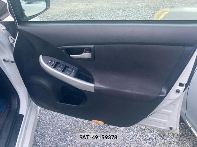 Toyota PRIUS 2013-04 8368216-16