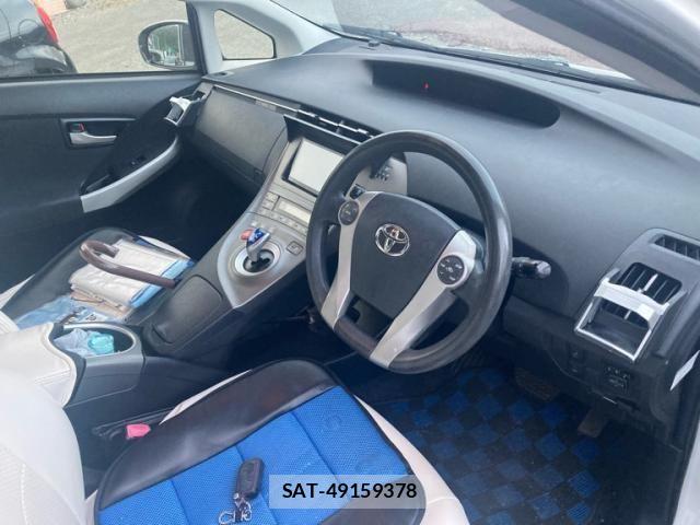 Toyota PRIUS 2013-04 8368216-17