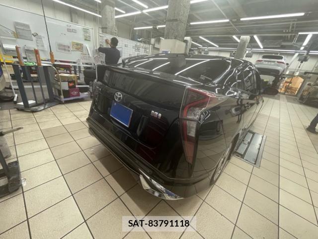 Toyota PRIUS 2016-09 8372066-1