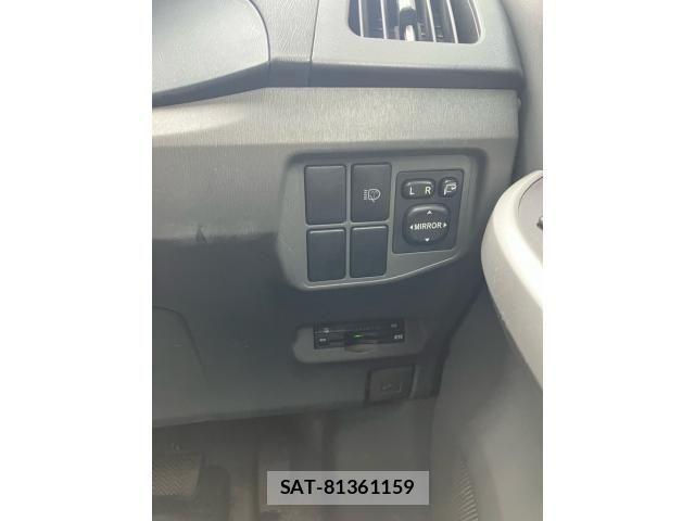 Toyota PRIUS 2011-06 8372074-14