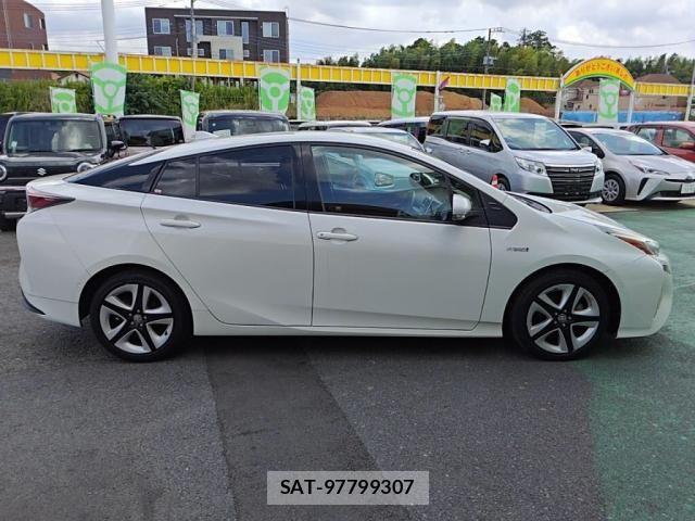 Toyota PRIUS 2016-01 8372061-10