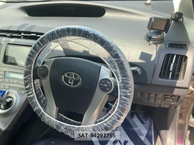 Toyota PRIUS 2013-09 8372069-16