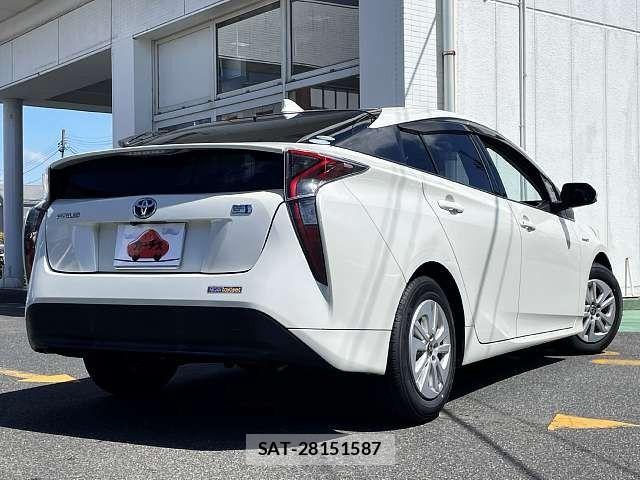 Toyota PRIUS 2016-08 8372064-2