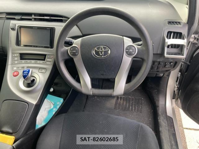 Toyota PRIUS 2015-11 8414460-15