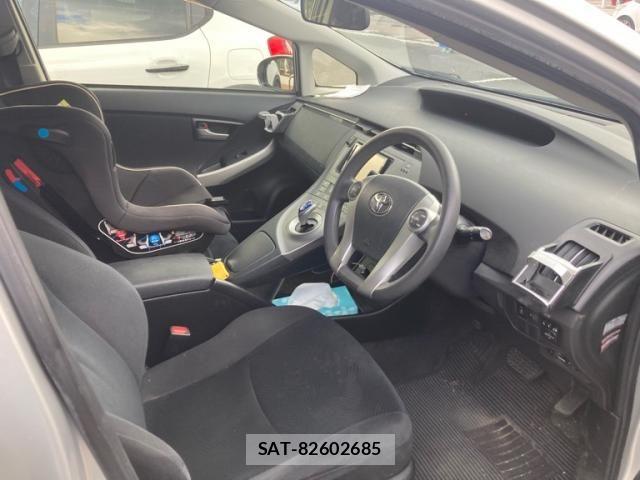 Toyota PRIUS 2015-11 8414460-17