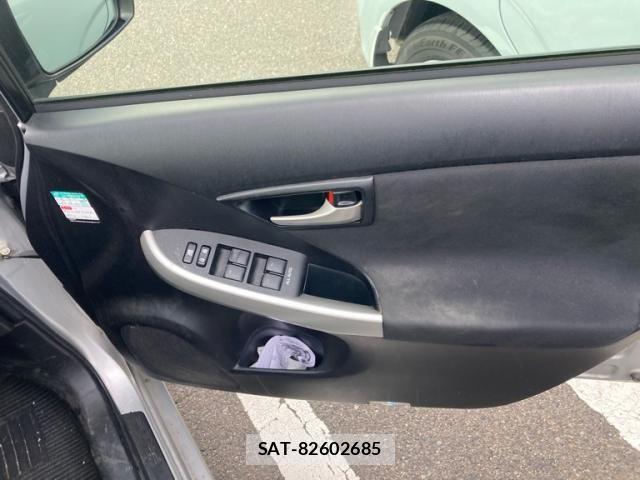 Toyota PRIUS 2015-11 8414460-18