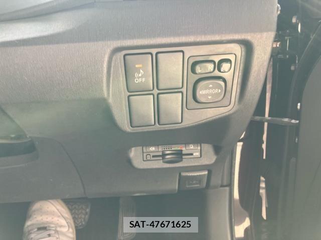 Toyota PRIUS 2012-03 8414479-12