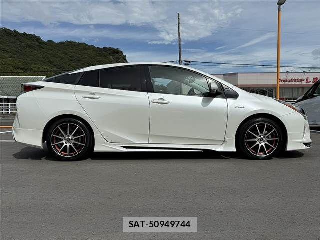 Toyota PRIUS 2017-01 8414432-11