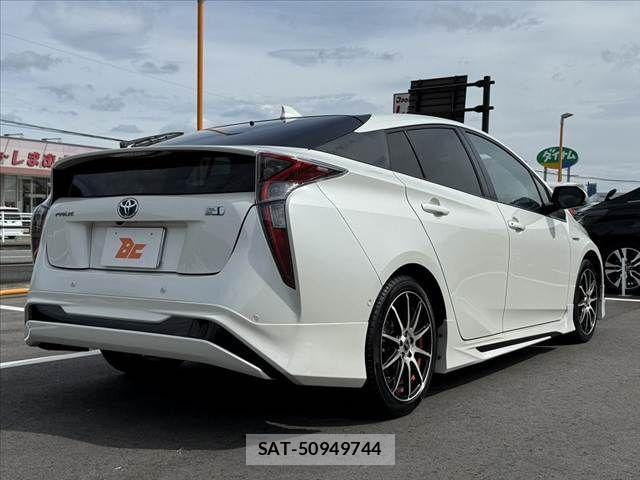 Toyota PRIUS 2017-01 8414432-12