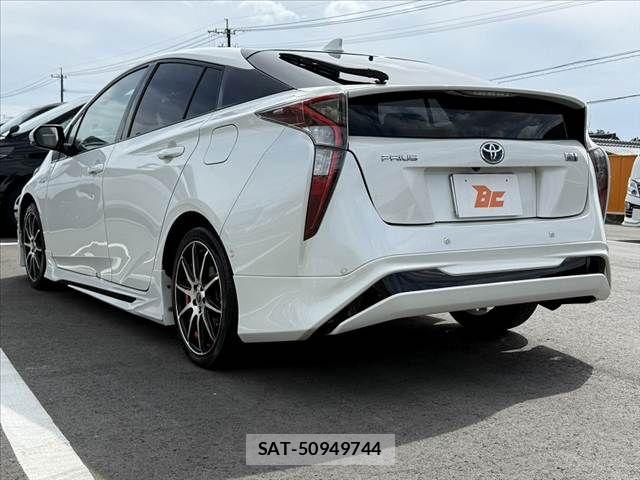 Toyota PRIUS 2017-01 8414432-14