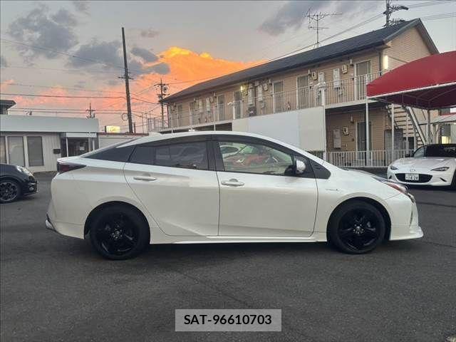 Toyota PRIUS 2017-09 8414420-16