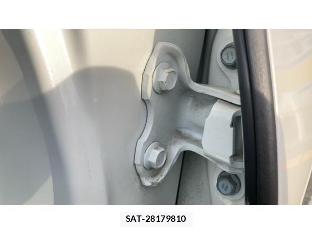 Toyota PRIUS 2017-04 8414421-16