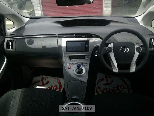 Toyota PRIUS 2013-10 8458236-1
