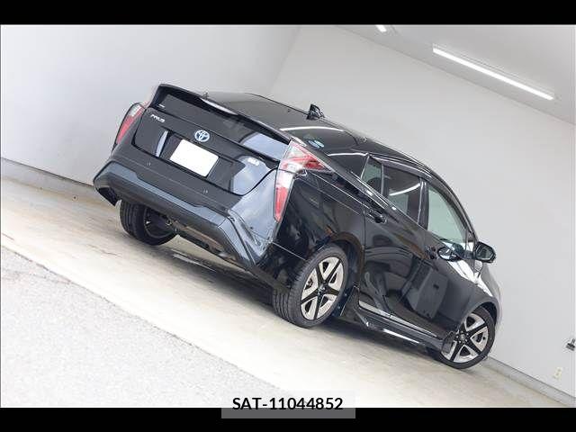 Toyota PRIUS 2017-08 8458221-11