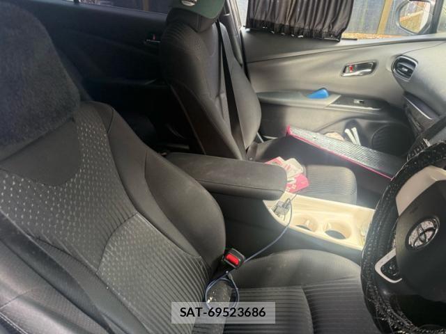 Toyota PRIUS 2017-08 8458224-10