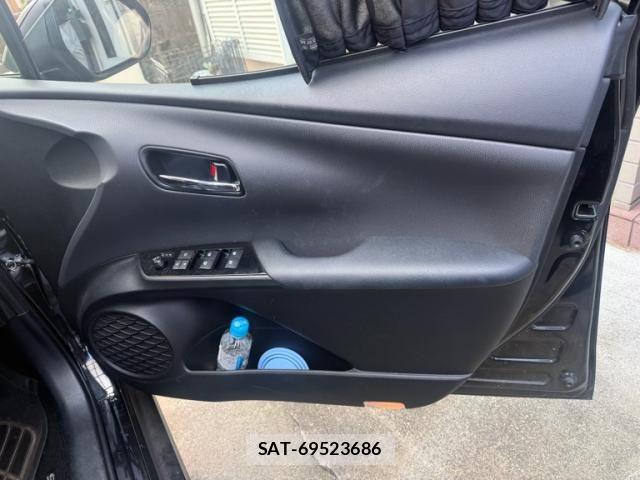 Toyota PRIUS 2017-08 8458224-15