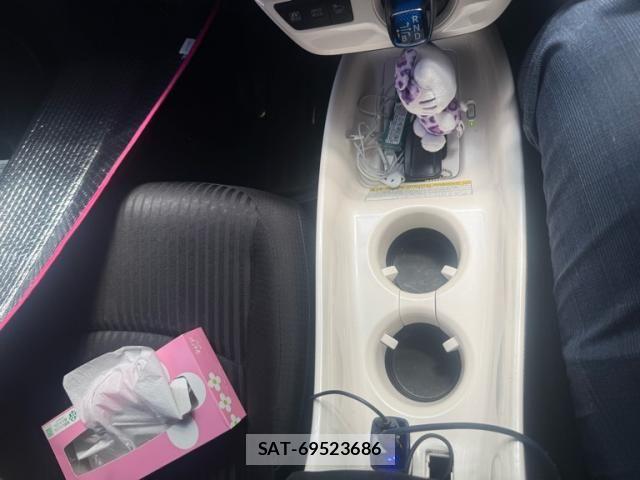 Toyota PRIUS 2017-08 8458224-23
