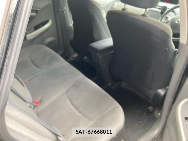 Toyota PRIUS 2011-10 8485956-11