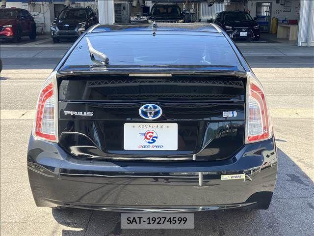 Toyota PRIUS 2014-01 8485945-15