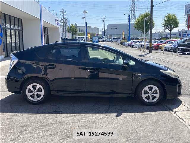Toyota PRIUS 2014-01 8485945-17