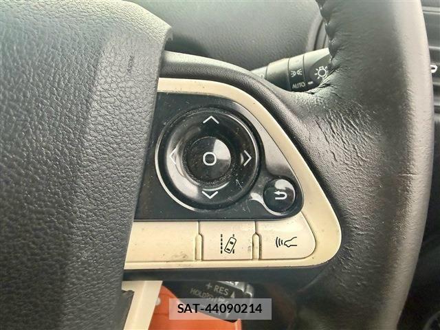 Toyota PRIUS 2017-01 8485942-10