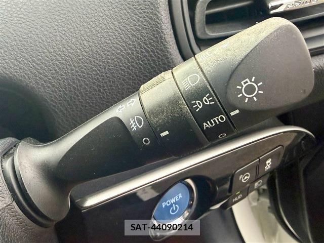 Toyota PRIUS 2017-01 8485942-12