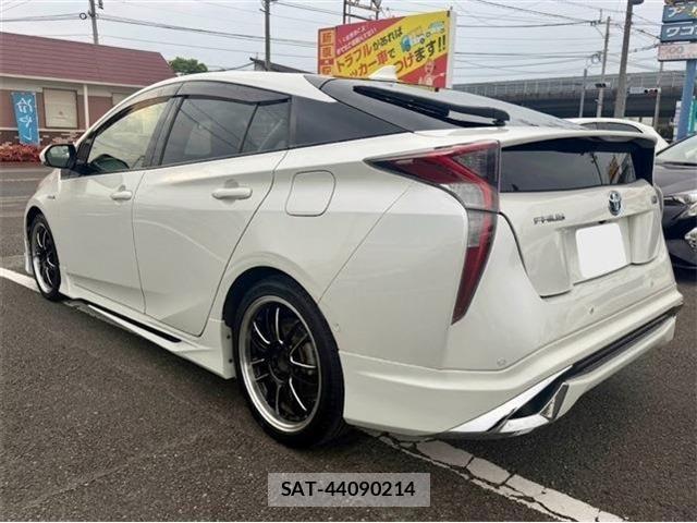 Toyota PRIUS 2017-01 8485942-13