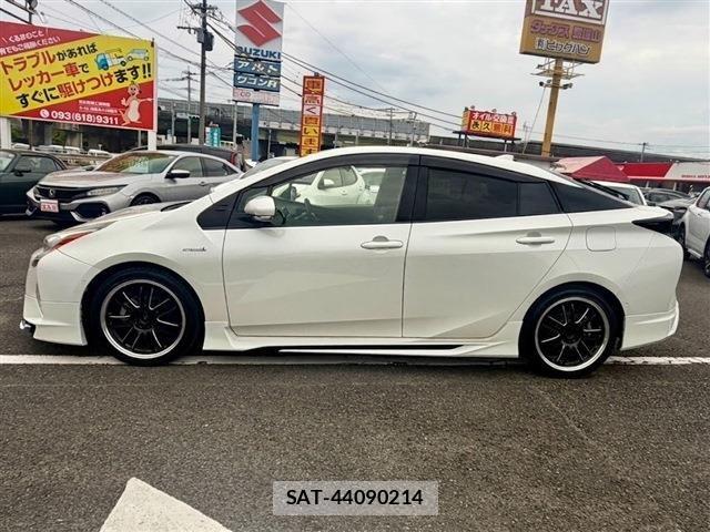 Toyota PRIUS 2017-01 8485942-14