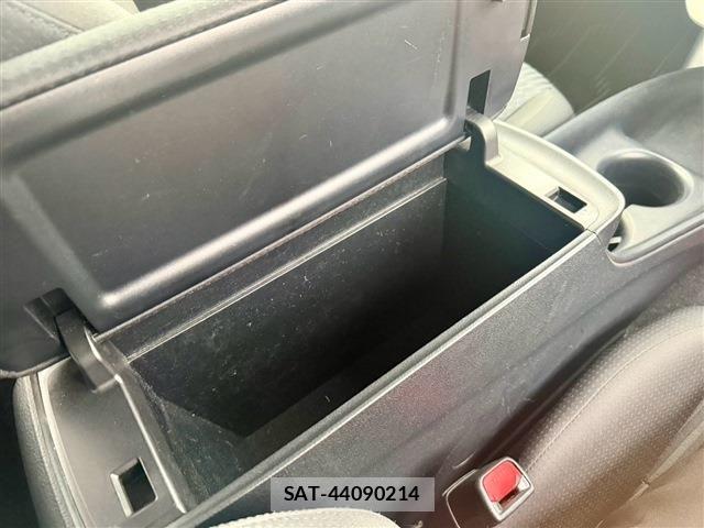 Toyota PRIUS 2017-01 8485942-19