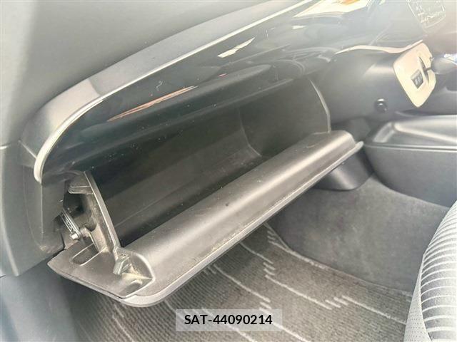 Toyota PRIUS 2017-01 8485942-22