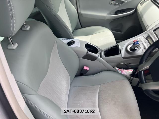 Toyota PRIUS 2013-02 8485951-10