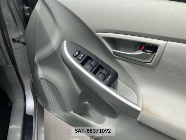 Toyota PRIUS 2013-02 8485951-12