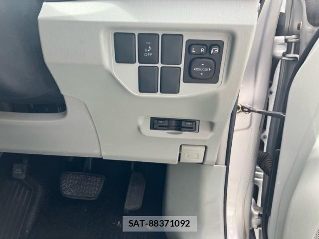 Toyota PRIUS 2013-02 8485951-13