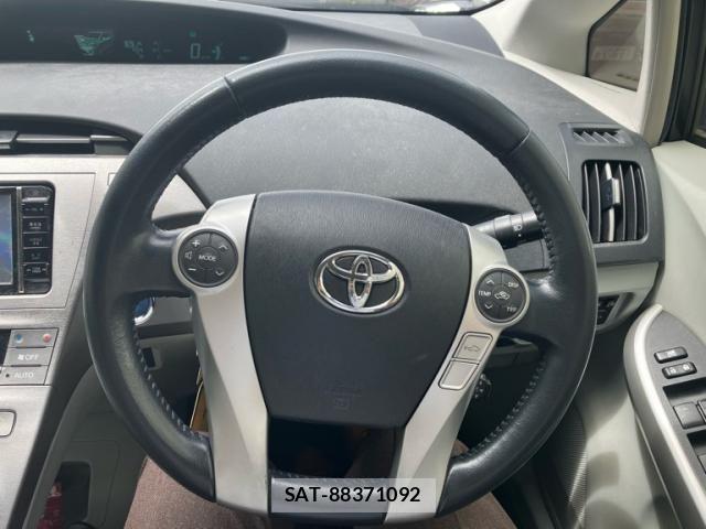 Toyota PRIUS 2013-02 8485951-15
