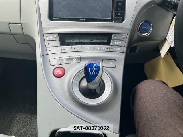 Toyota PRIUS 2013-02 8485951-18