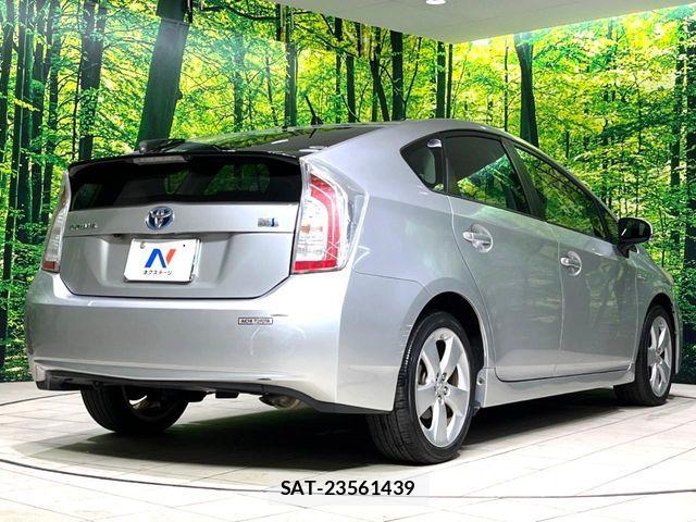Toyota PRIUS 2014-02 8526665-17