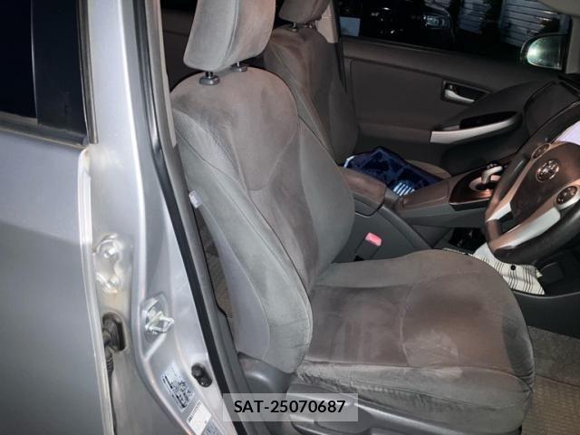 Toyota PRIUS 2011-11 8526674-14