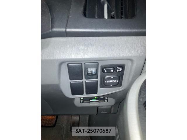 Toyota PRIUS 2011-11 8526674-19