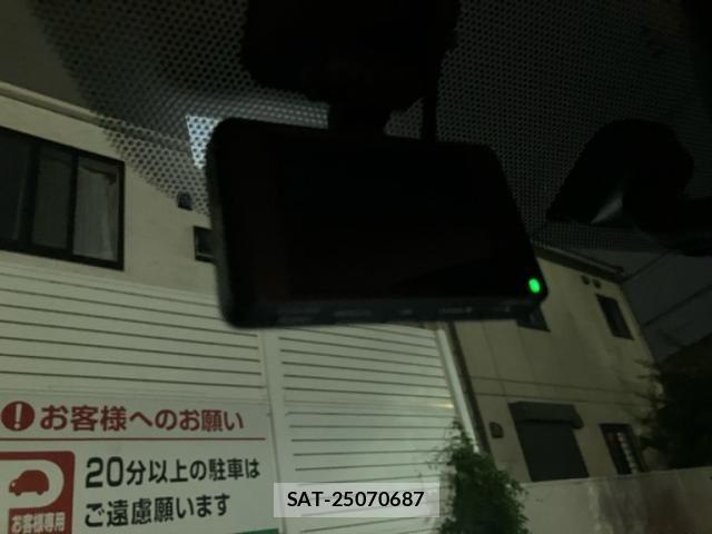 Toyota PRIUS 2011-11 8526674-24