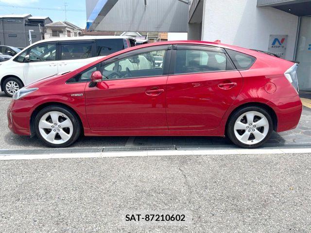 Toyota PRIUS 2012-10 8526668-12