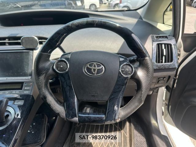 Toyota PRIUS 2013-12 8526677-11