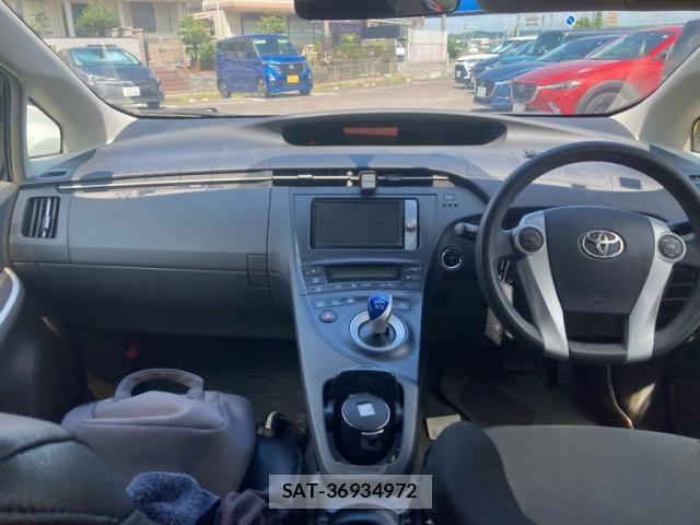 Toyota PRIUS 2011-08 8526698-12