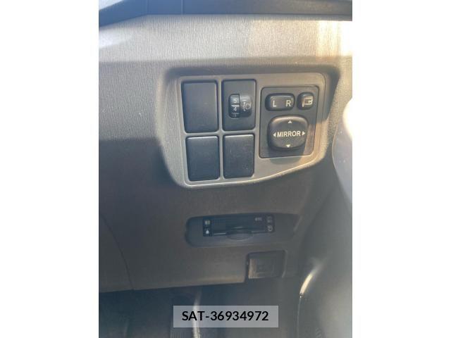 Toyota PRIUS 2011-08 8526698-25