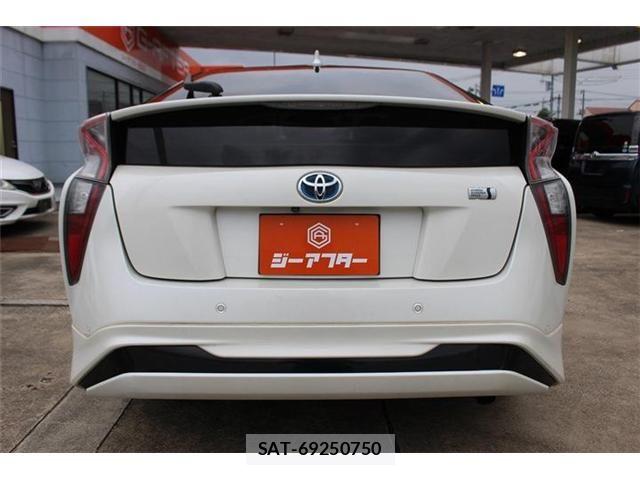 Toyota PRIUS 2017-02 8526650-11